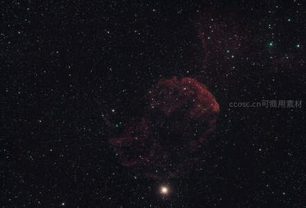 深空红色星云与点点繁星相伴