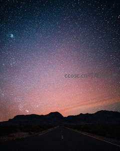 荒漠公路通向星河尽头