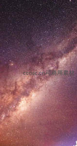 银河壮丽横跨深邃夜空