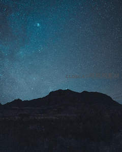 山峦剪影映衬星海璀璨