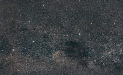 深邃夜空中密布的星点与暗云