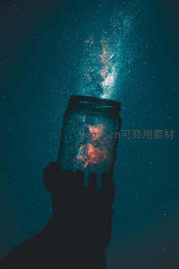 手中握着一罐银河