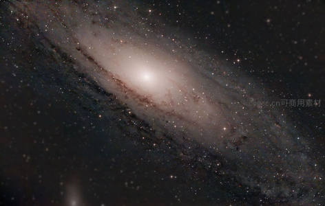 旋涡星系核心光芒四射
