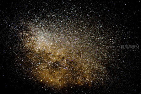 金色星云如沙瀑洒落夜空