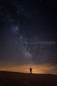 一人仰望浩瀚星空沉思宇宙