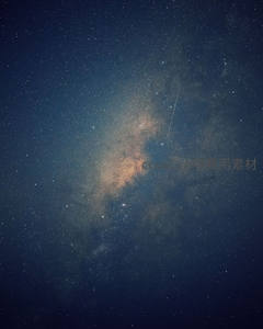 深邃夜空中的银河与流星划过