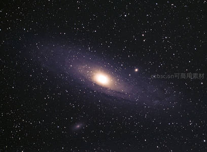 遥远螺旋星系在黑暗宇宙中闪耀