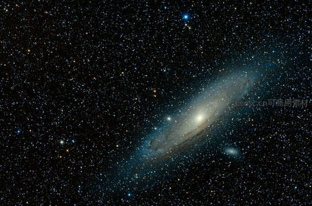 斜向穿越星空的宏伟螺旋星系