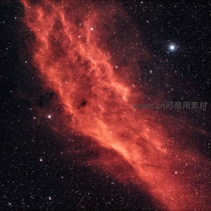 红色发射星云的炽热光芒