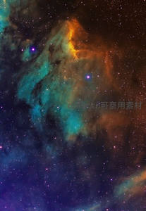 彩色星云中的神秘光斑