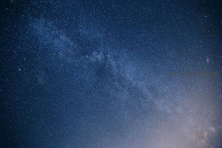 蓝色银河斜挂宁静夜空