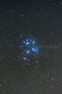 蓝色疏散星团闪耀夜空