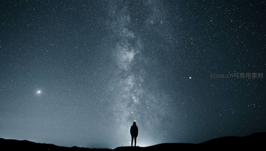 孤独身影仰望璀璨银河夜空