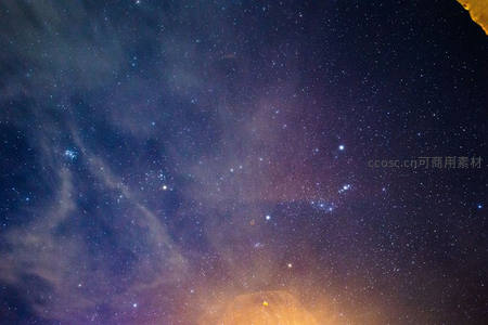 绚烂星云与繁星共舞于夜幕