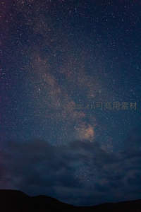 银河横跨夜空，星云璀璨如梦