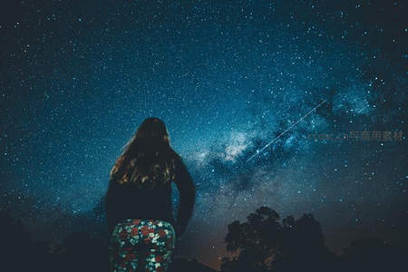 少女仰望流星划过银河天际