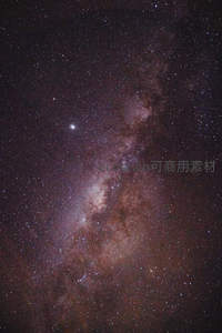 璀璨银河横跨深邃夜空