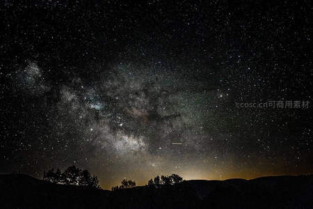 星光密布银河拱桥悬于山巅