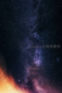 紫色银河垂落于绚烂星海