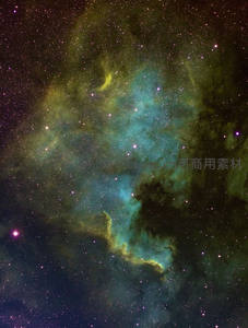 绿蓝星云交织于深空星海