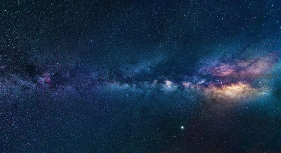 璀璨银河横跨深邃夜空，星云绚烂如梦