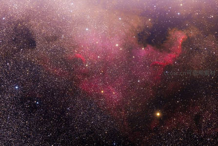 红色星云与繁星共舞，宇宙的浪漫诗篇