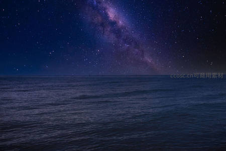 银河横跨夜空，海面波光粼粼