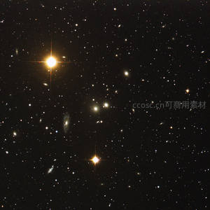 深空星团闪耀，星系隐约可见