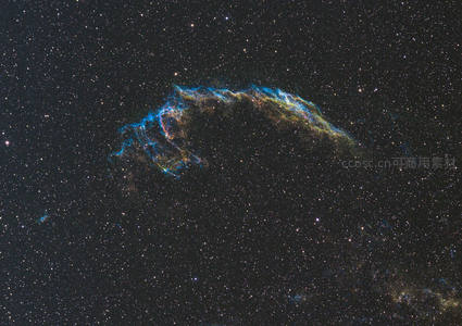 蓝色星云如羽，飘浮于星海之中