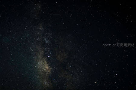 银河拱桥横跨夜空，流星划过寂静天幕