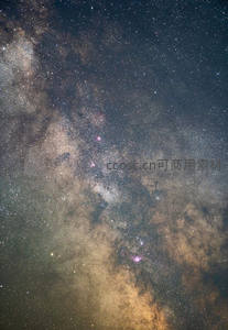 银河核心区域星光密集，色彩斑斓如画