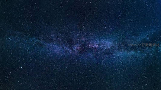 深蓝色银河横贯苍穹，星点如钻闪耀