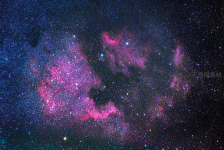 绚丽星云在深空绽放梦幻色彩