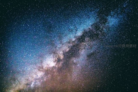 银河横跨夜空闪耀璀璨星光