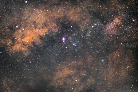 橙色星云与繁星交织成宇宙画卷