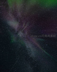 极光划破星夜舞动绿色光幕