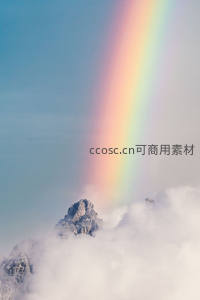 云海之巅彩虹直贯苍穹