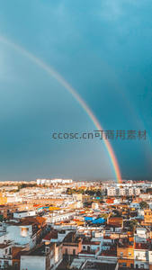 城市上空双彩虹，现代建筑与自然奇观交融