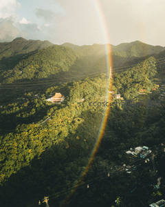 航拍山林古寺，彩虹贯穿绿野仙踪