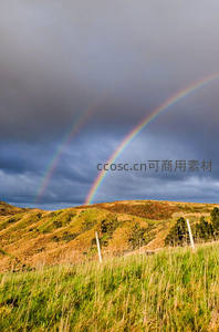雨后草原双虹，阴云密布显壮丽
