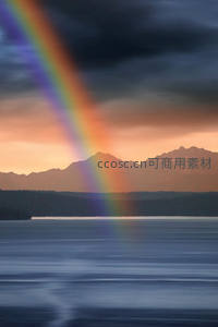 暮色山湖彩虹，霞光染透云层峰顶