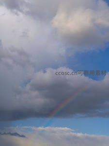 云层缝隙中的彩虹弧，天空的神秘彩带