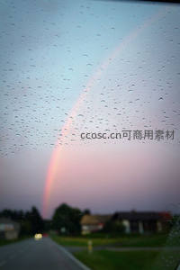 雨滴窗前的朦胧彩虹，归家路上的温柔邂逅