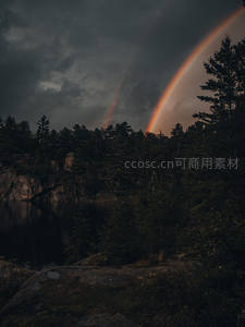 双虹挂林梢，湖光山色共幽深