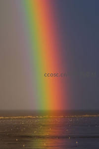 海平面上竖立彩虹倒影闪烁