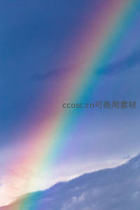 蔚蓝天空下绚丽彩虹划过云层