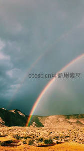 荒漠双虹映衬苍茫山峦
