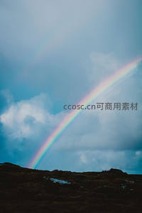 高原之上彩虹划破云层