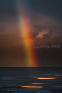 海天之间垂直彩虹倒映波光