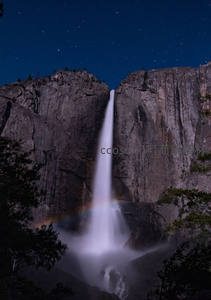 星夜瀑布下现神秘月虹奇观